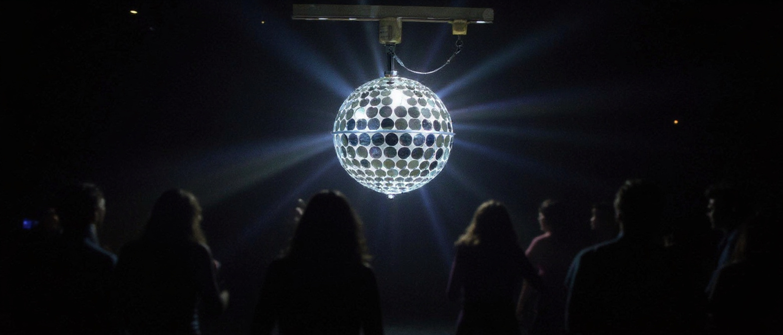 空間を魔法に変える！ミラーボールの魅力と無限の可能性を今すぐ発見